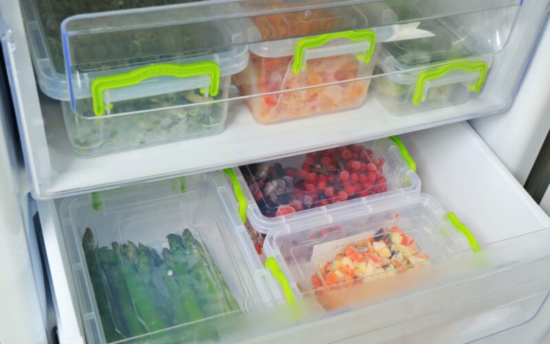 Boxy zeleniny a surovín uskladnené v mrazničke