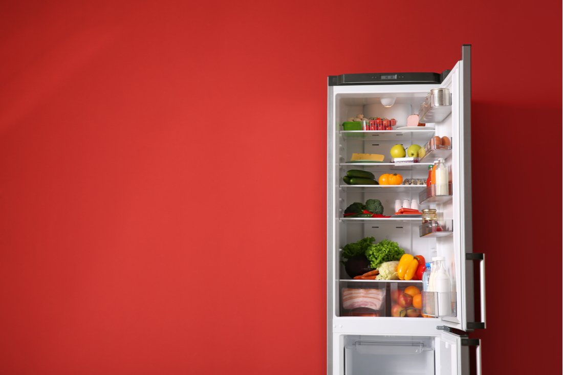 Kombinované chladničky - chladnička s mrazničkou na červenom pozadí