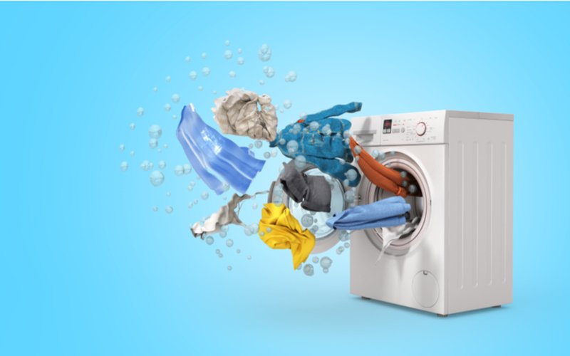 Najlepšie práčky (práčka a lietajúce oblečenie na modrom pozadí)