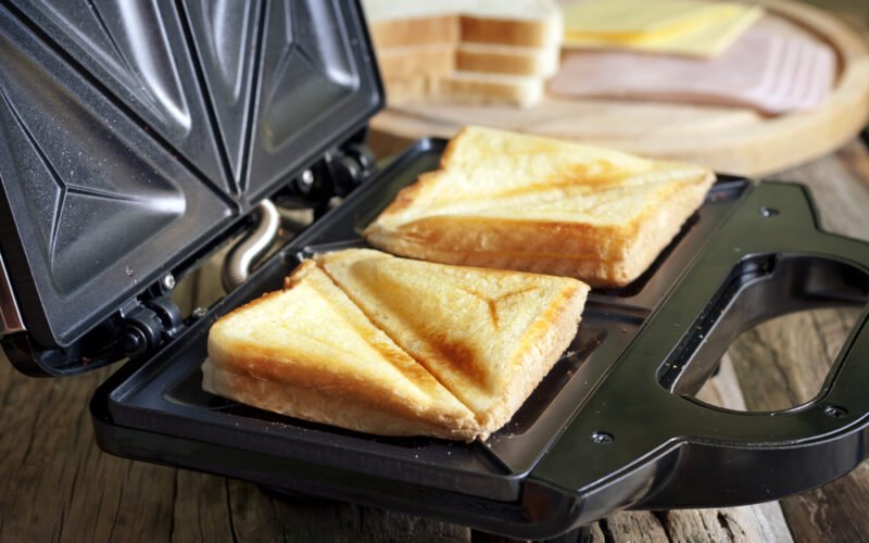 Otvorený čierny toastovač s toastami