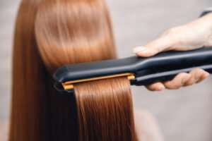 Žehlenie vlasov pomocou žehličky na vlasy