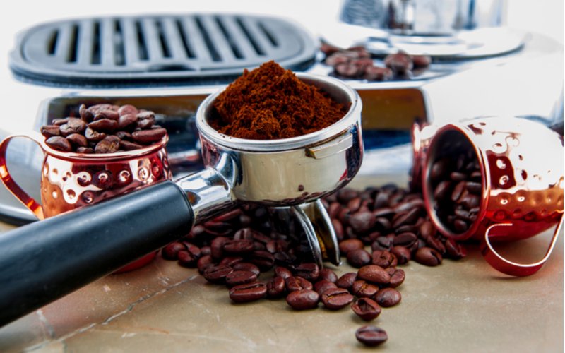 Pákové kávovary - čerstvo zomletá káva v páke espressa počas prípravy kávy