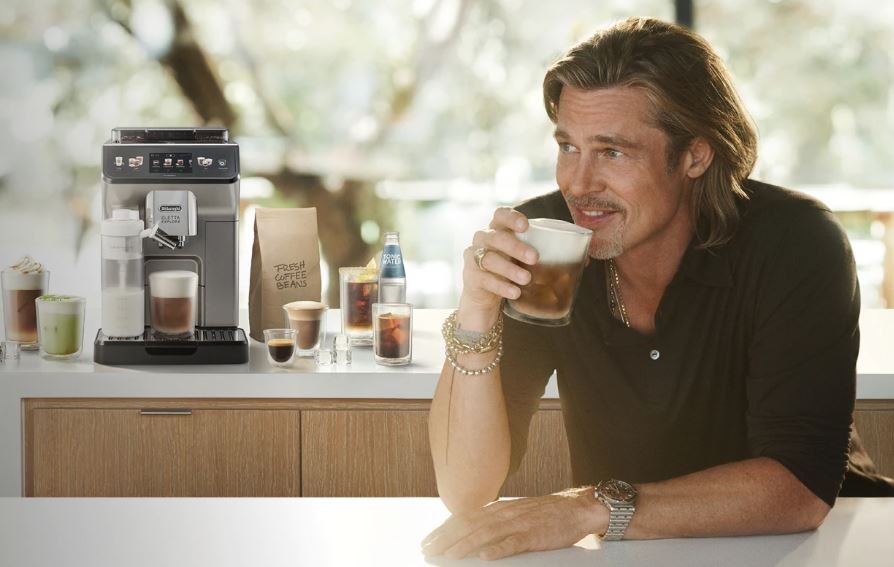 DeLonghi kávovary - reklama, Brad Pitt - herec popíjajúci kávu z kávovaru značky