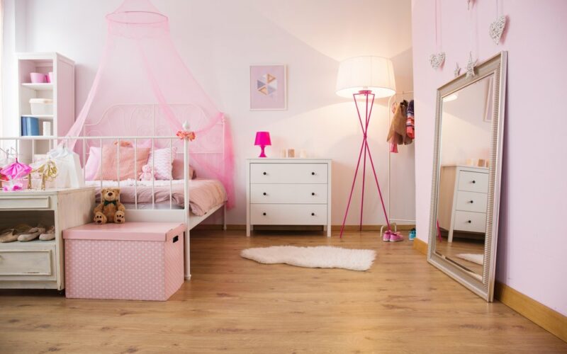 Ružová detská izba so stojatým svietidlom