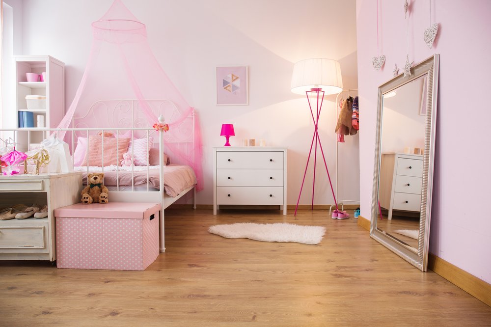 Ružová detská izba so stojatým svietidlom
