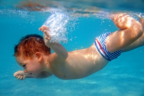 Dieťa sa potápa v bazéne