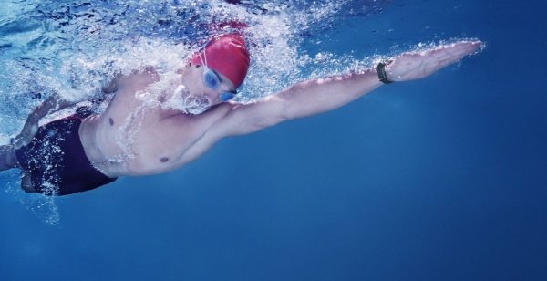 Muž pod vodou s hodinkami Huawei Watch GT