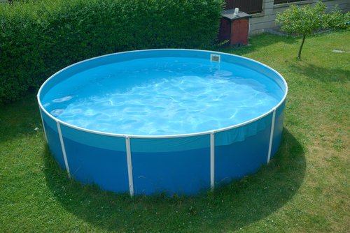 Modrý kruhový bazén s pevnou konštrukciou