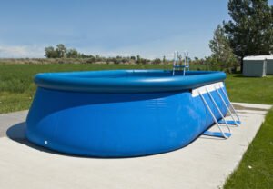 Podlhovastý nadzemný bazén na betóne
