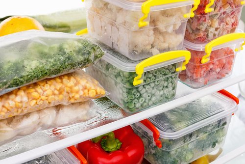 Potraviny uložené v nádobách v chladničke