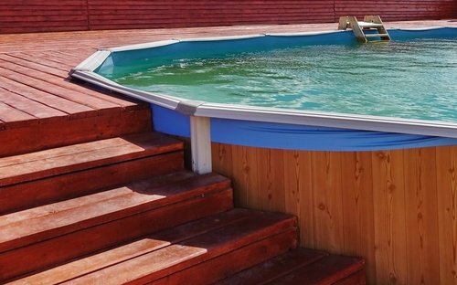 Čiastočne zapustený bazén drevený