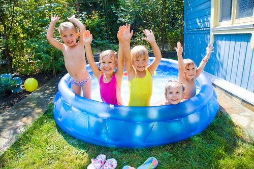 Deti v modrom bazéne