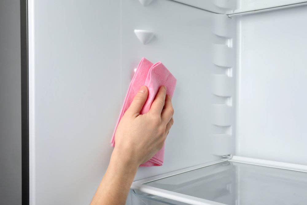 čistenie chladničky handričkou