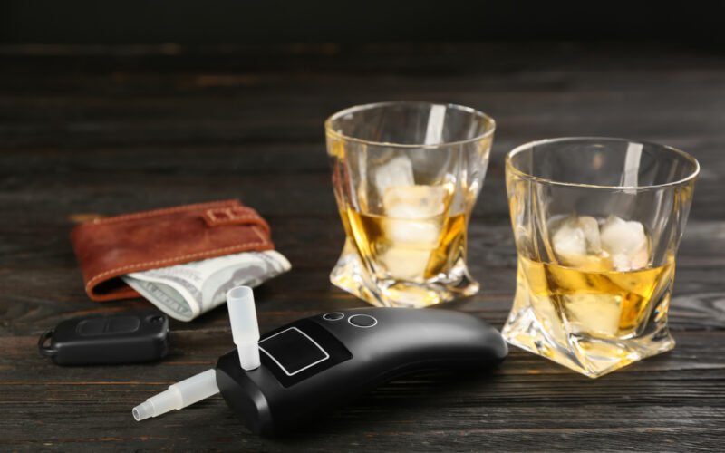 alkohol tester, alkohol, peňaženka a klúče od auta