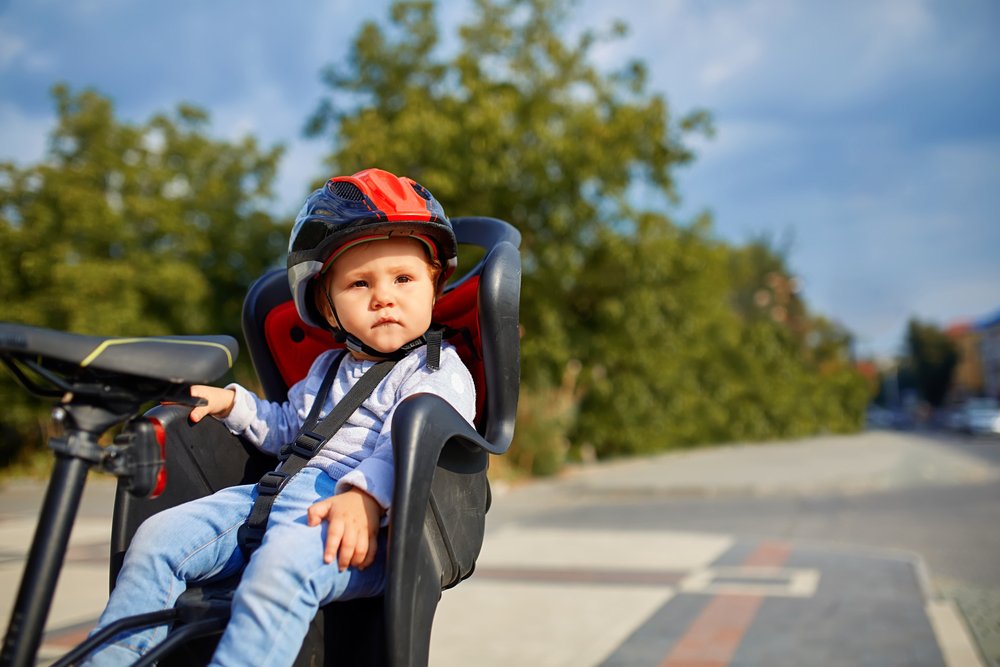 dieťa v detskej sedačke na bicykel