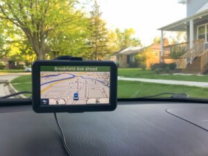GPS navigácia nalepená na čelnom skle v aute