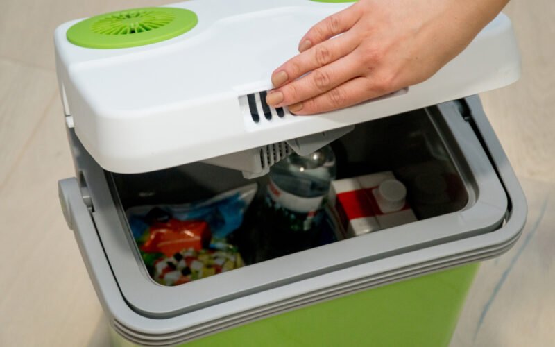 Plná zeleno biela prenosná chladnička