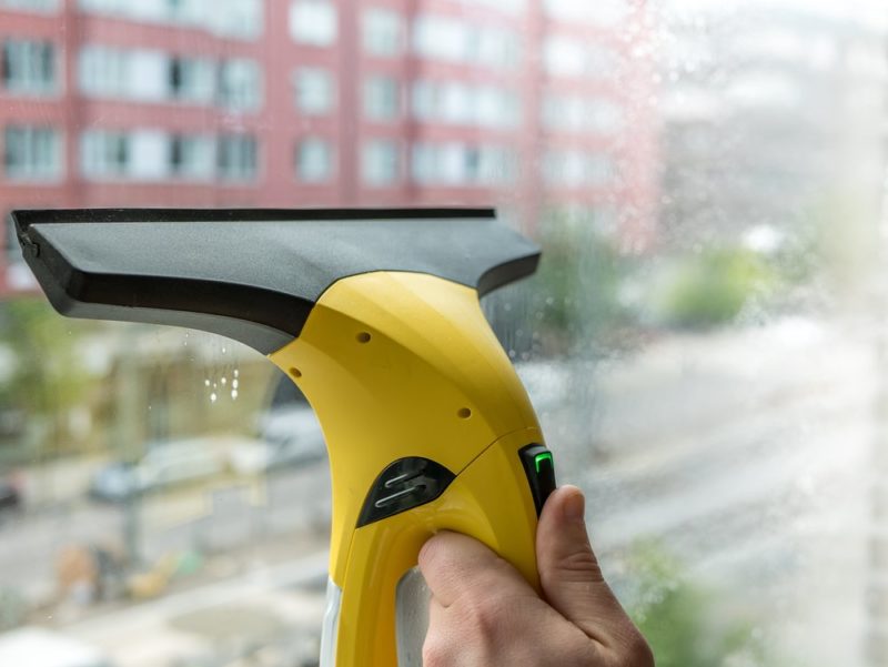 Umývanie okien pomocou čističa