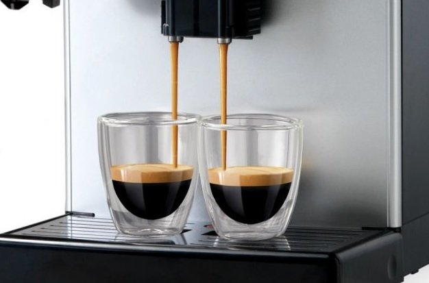 Príprava dvoch šálok kávy súčasne na kávovare Saeco Lirika Plus