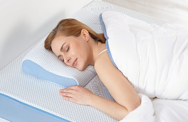 Spiaca žena s prikrývkou