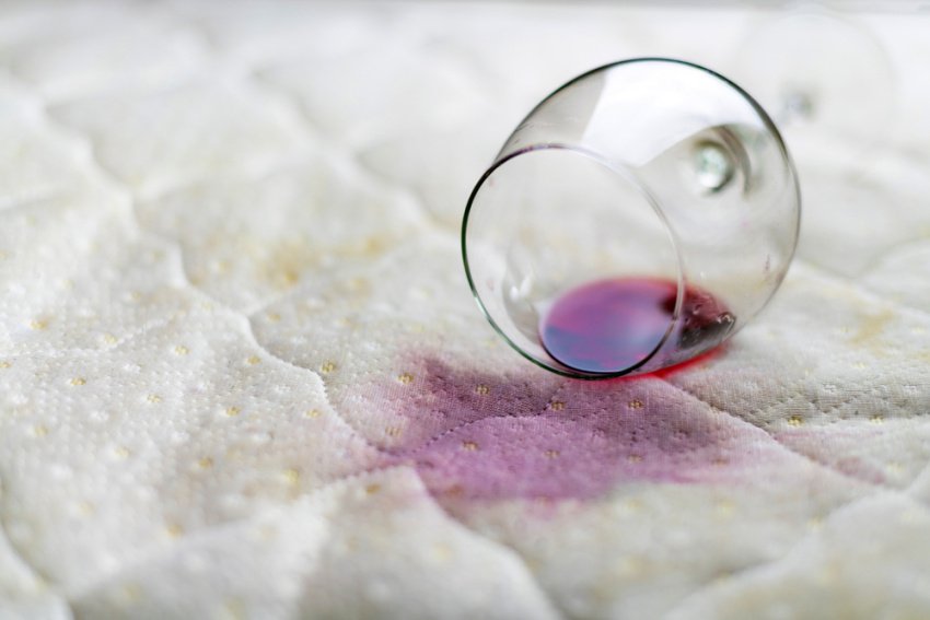 Rozliate červené víno na matraci