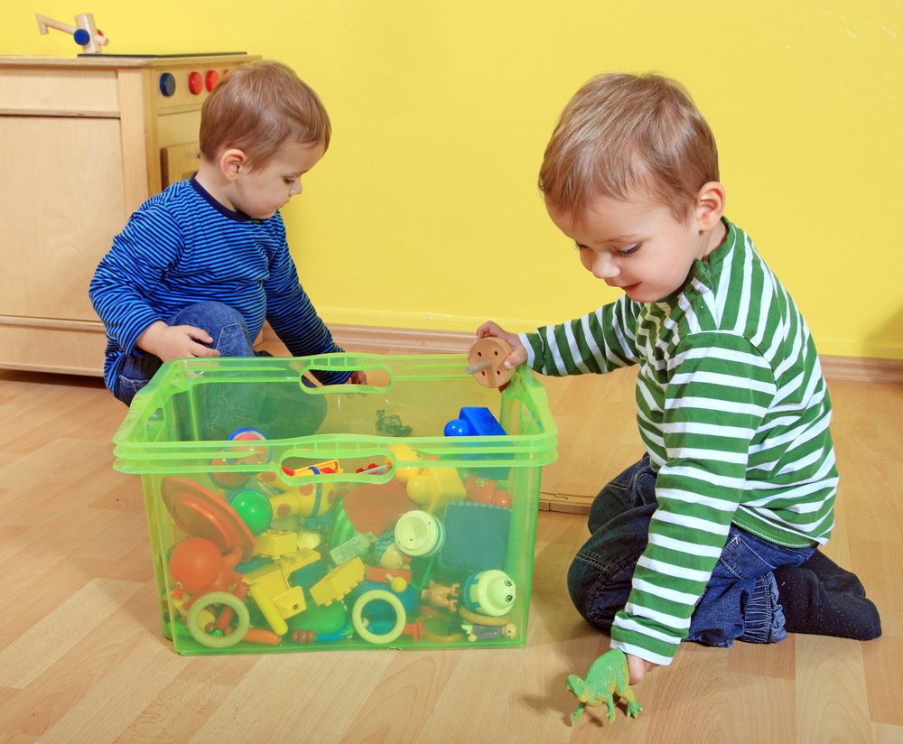 dvaja chlapci sa hrajú v detskej izbe
