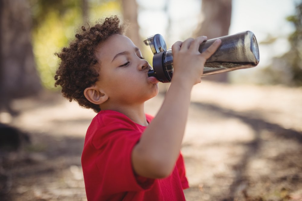 Zdravá fľaša môže byť aj plastová - dieťa pijúce vodu z plastovej fľaše