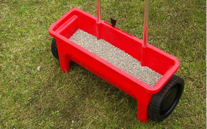 Hnojenie trávnika na jar - posypový vozík s hnojivom