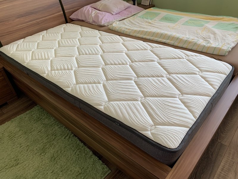 Biely matrac jednolôžko na posteli