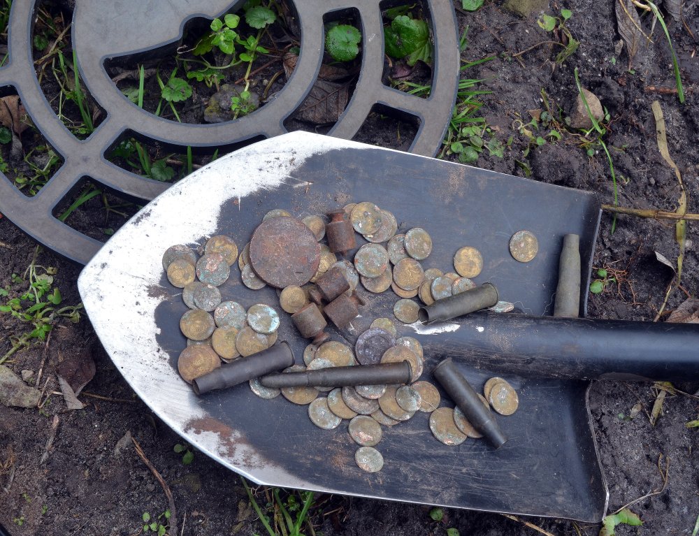 Mince a nábojnice nájdené pomocou detektora kovov