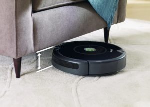iRobot Roomba 606 - pod gaučom