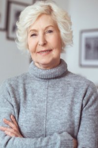 Staršia pani v sivom svetri