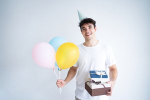Chlapec s balónmi a darčekmi