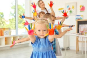 Deti v škôlke s pomaľovanými rukami