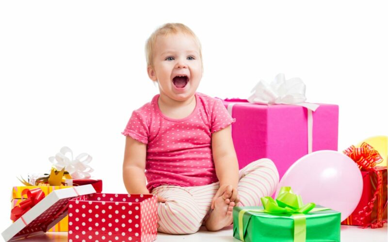 Usmiate dieťa s darčekmi