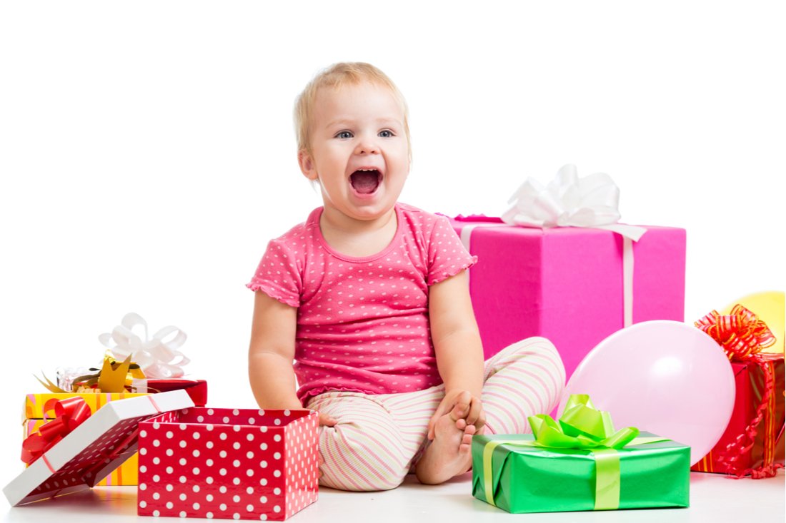 Usmiate dieťa s darčekmi