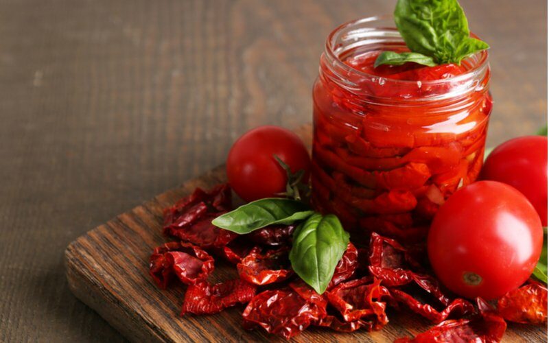 Sušené paradajky v pohári a na doske