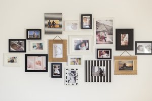 Rodinné fotografie v rámikoch na stene