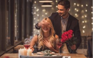 Muž prekvapil ženu ružami a večerou