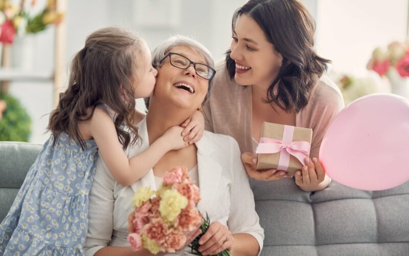 Dievčatko s matkou a babkou oslavujú babkine narodeniny