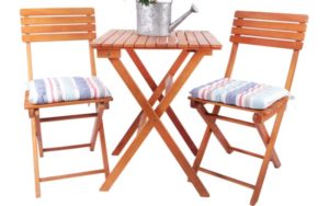 Dve drevené stoličky a stôl