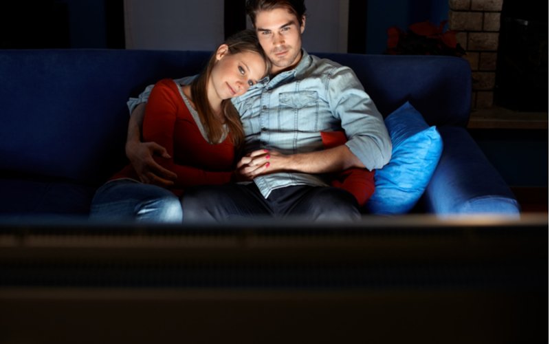 Muž so ženou pozerajú večer televízor