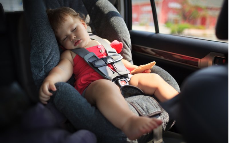 Autosedačka musí byť pre dieťa bezpečná a komfortná - spiace dieťa v autosedačke
