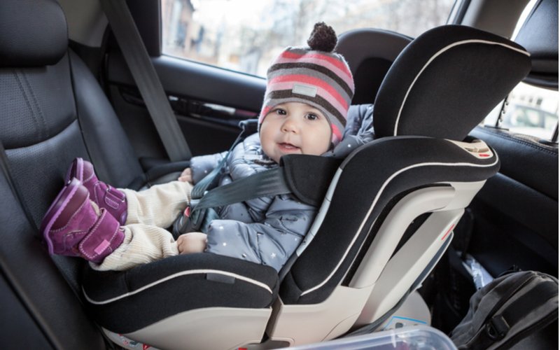 Dieťa v autosedačke umiestnenej v protismere jazdy