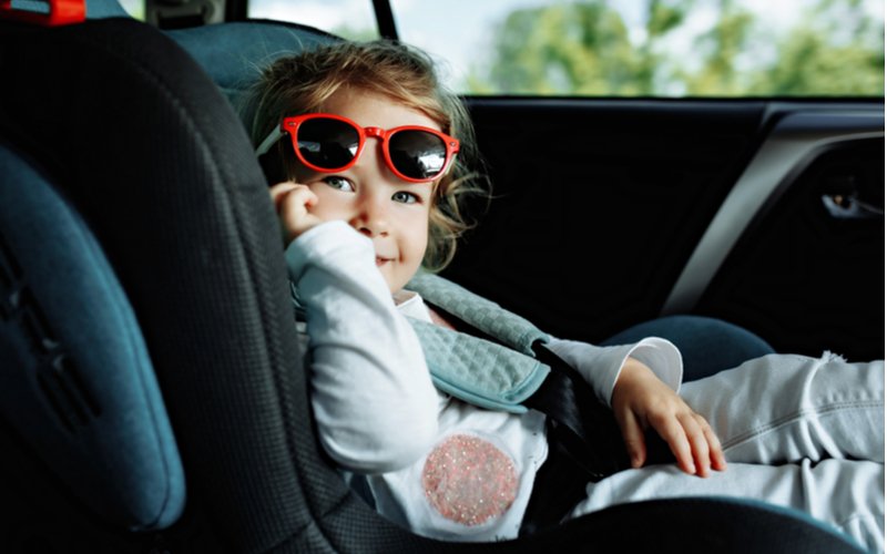 Autosedačky od 9 do 36 kg - dieťa s okuliarmi usadené v aute