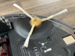 Nečistoty zachytené na kefke vysávača iRobot Roomba 976