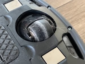 Nečistoty zachytené na koliesku vysávača iRobot Roomba 976