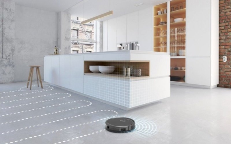 Robotický vysávač v kuchyni na podlahe