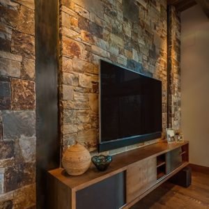 Televízor na stene v obývačke