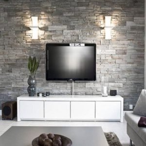 Obývačka s bielymi skrinkami a televízorom